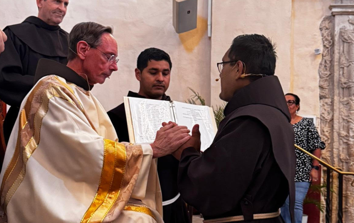 Provincial Minister Br. Larry Hayes, OFM, receives the vows of Br. Manuel Mendoza, OFM (Photo by Br. Jose Luis Peralta, OFM)