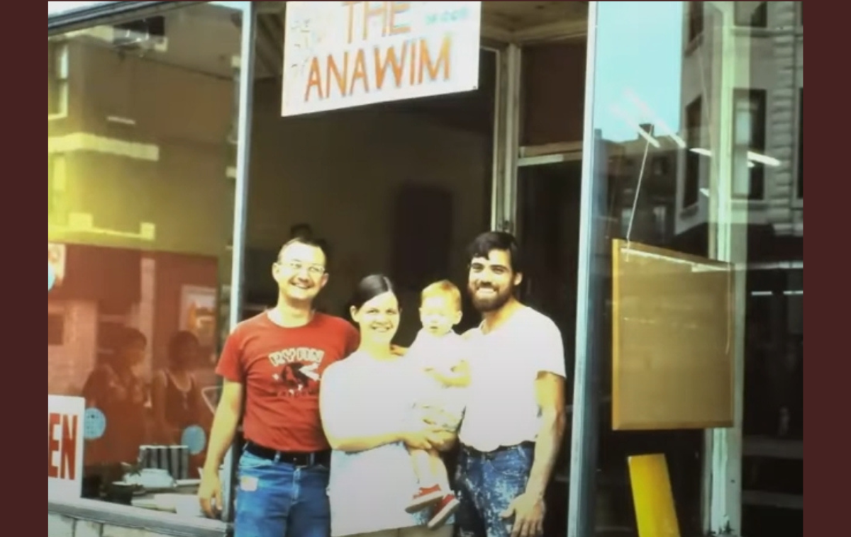 Early Gospel Family members Tom and Carol LaPointe stand at the door of the Anawim storefront in Chicago with their child and Fr. Tony Taschetta, who was visiting from the Joliet, Illinois diocese. Anawim, like the current Franciscans Downtown establishment in Wisconsin, offered a respite for anyone in need – a community feature Br. David Buer, OFM, suggests today’s spiritual renewal could benefit from. (Photo courtesy of Br. David) 
