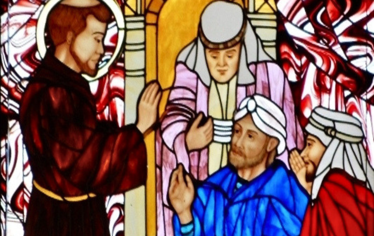 This image shows St. Francis of Assisi meeting a sultan during the Fifth Crusades in 1219. St. Francis aimed to end the war through dialogue rather than violence. Photo credit: Wikmedia Commons, Enrique L&oacute;pez-Tamayo Biosca