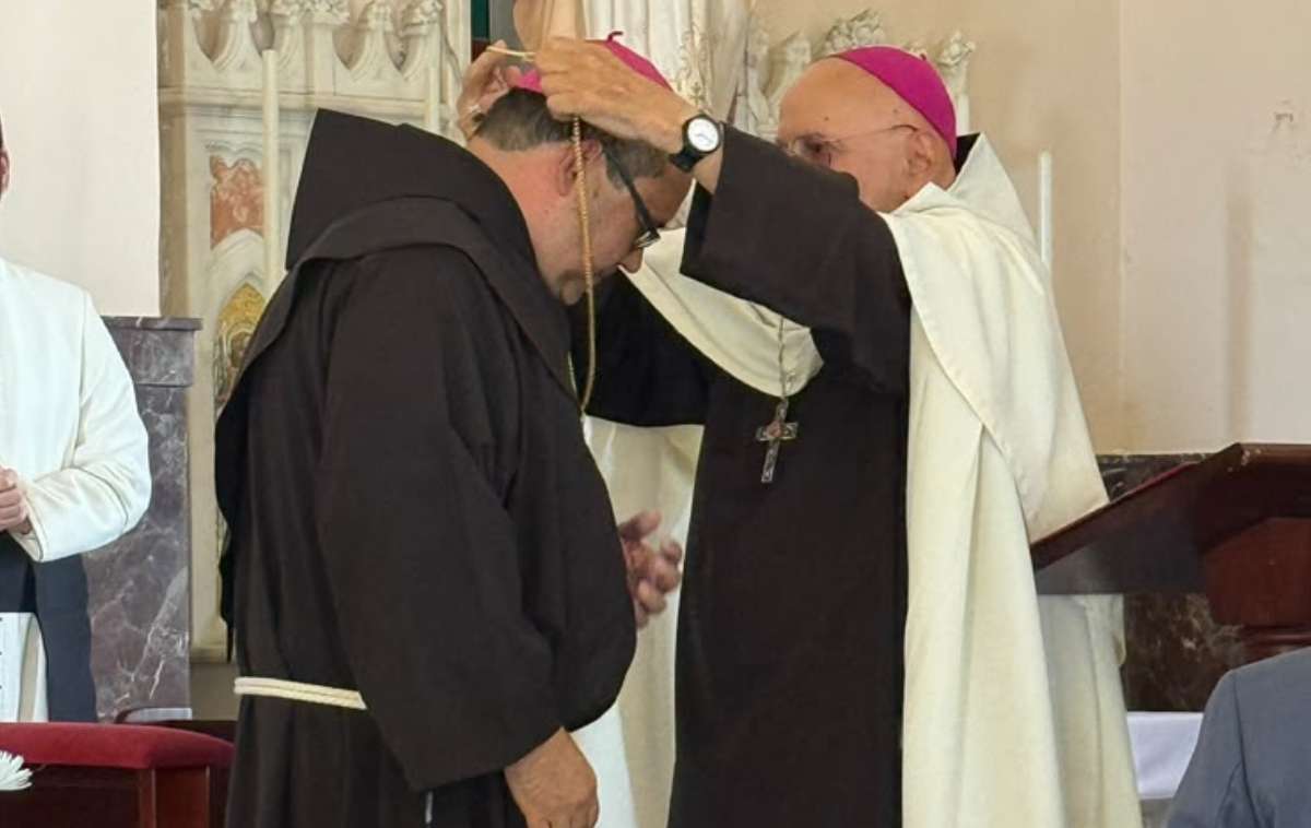 Br. Gerardo Antonio Vargas Cruz, OFM, receives a pectoral cross from Bishop Luis Francisco Miranda Rivera, O.Carm. (Photo courtesy of Br. Rommel Perez, OFM)