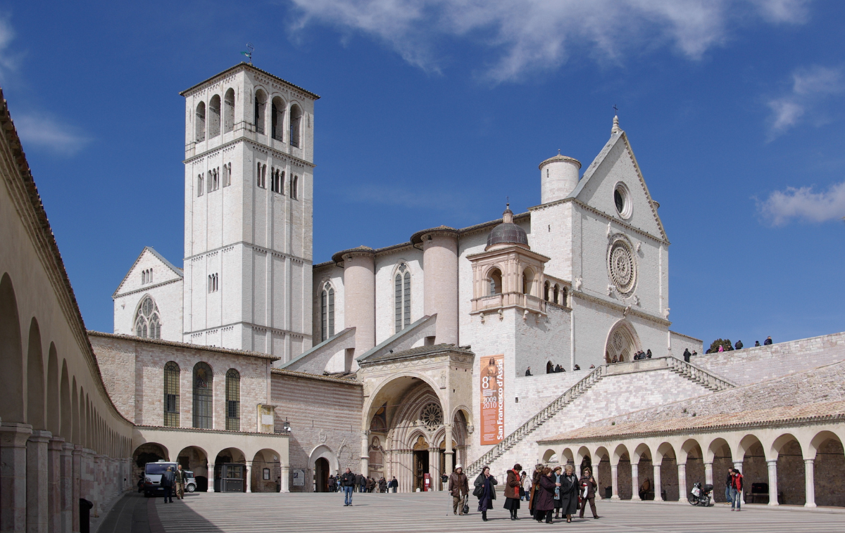Pilgrims in Assisi often begin at the Basilica of St. Francis of Assisi, where they visit the saint&rsquo;s tomb.
(Photo by Berthold Werner, Public domain, via Wikimedia Commons)